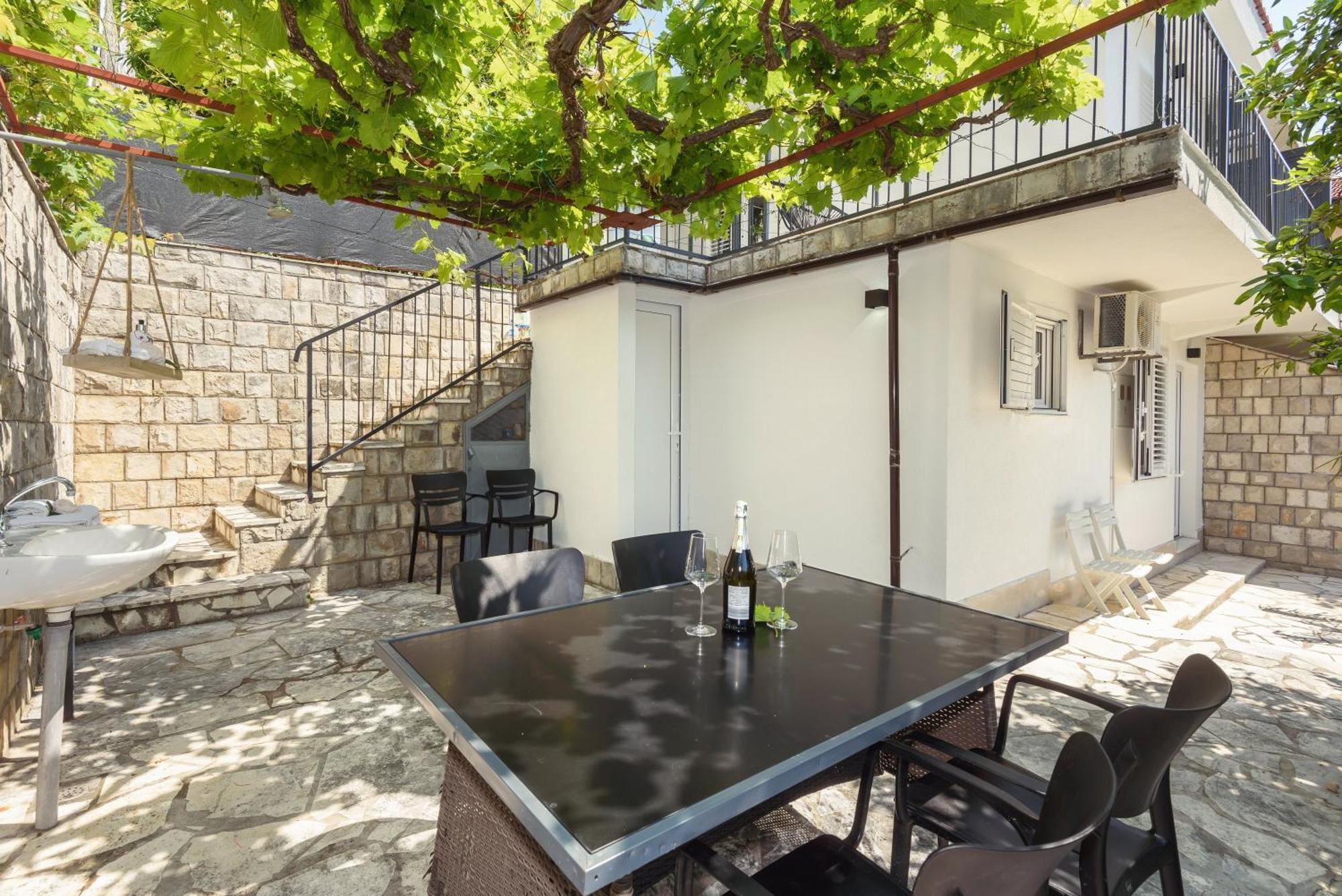 شقة Duboka  في Family House Grey المظهر الخارجي الصورة