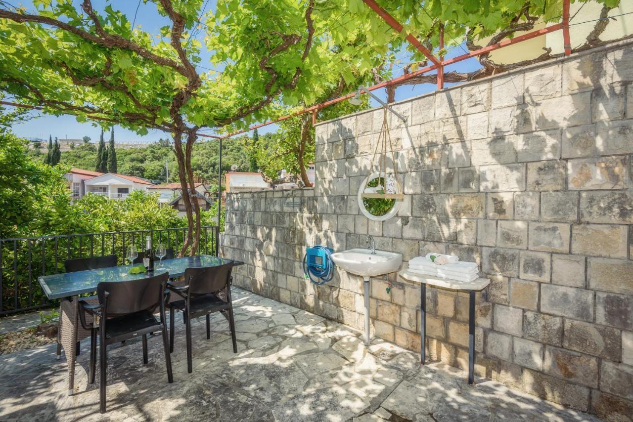 شقة Duboka  في Family House Grey المظهر الخارجي الصورة